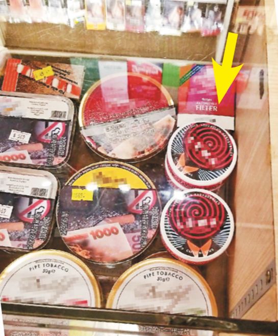 有店員介紹不同產品，包括在港合法售賣的咖啡因袋（箭嘴示）。