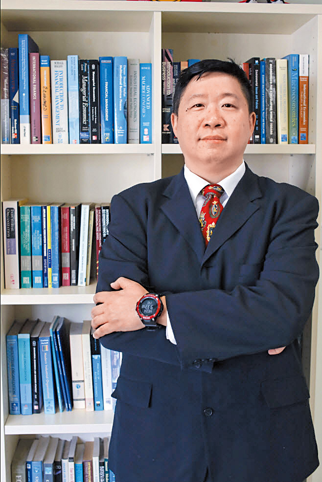 袁偉基認為,消費者習慣已經改變,更著重體驗式消費,傳統零售需積極專型。 袁偉基認為,消費者習慣已經改變,更著重體驗式消費,傳統零售需積極專型。