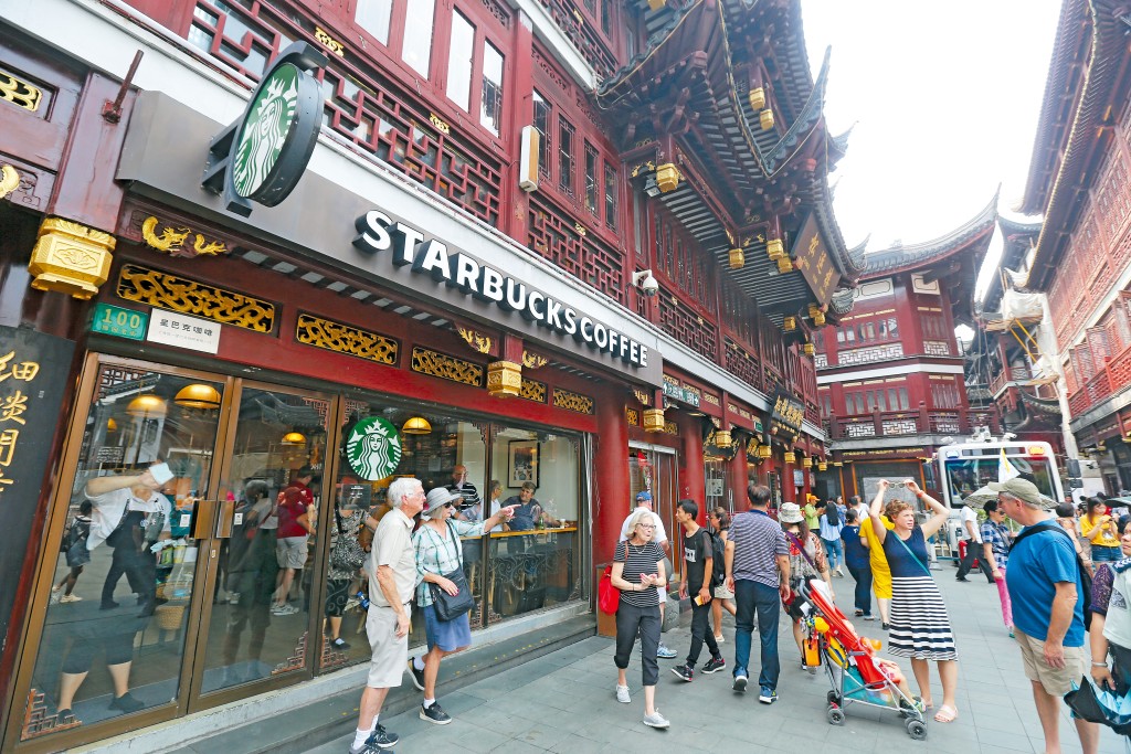 星巴克推免費自習室,還供應暖水、充電位給沒有消費的人,不少食客投訴政策吸引了一批「白嫖」,影響餐飲體驗。 星巴克推免費自習室,還供應暖水、充電位給沒有消費的人,不少食客投訴政策吸引了一批「白嫖」,影響餐飲體驗。
