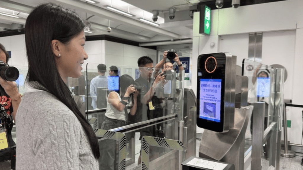 入境處今日起放寬經常訪港旅客登記使用自助出入境檢查（e-道）服務的資格，並簡化登記使用e-道服務的程序。