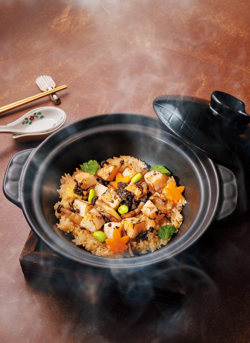 黑松露帶子釜飯 港幣780元 黑松露香氣與鮮嫩爽彈的帶子融為一體,味道鮮甜清新,連米飯都香氣撲鼻。 黑松露帶子釜飯 港幣780元 黑松露香氣與鮮嫩爽彈的帶子融為一體,味道鮮甜清新,連米飯都香氣撲鼻。