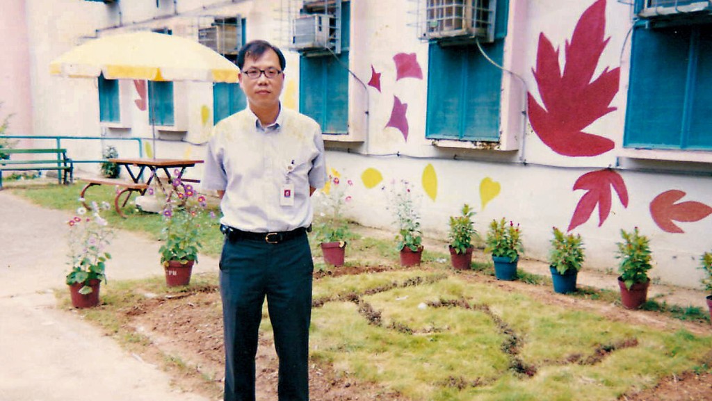 七九年考入護士學校，陳木光先後在葵涌醫院及青山醫院工作，圖為他在青山醫院病房外的花園留影。