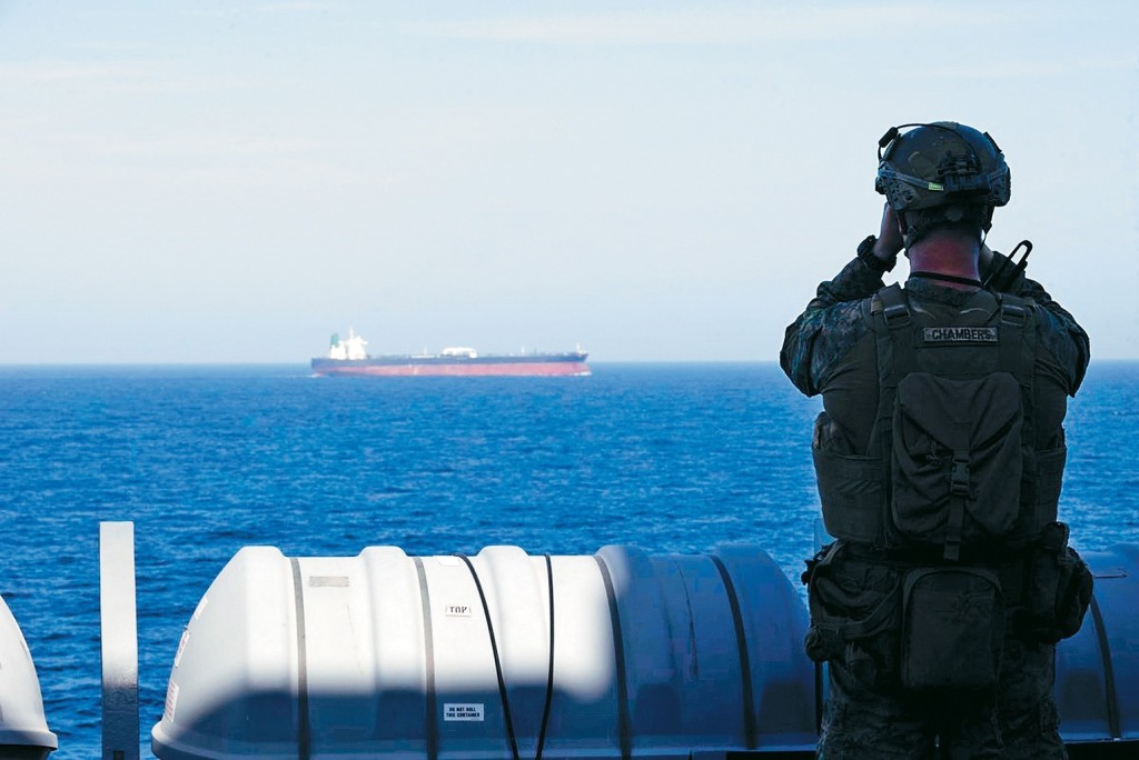 由於霍爾木茲海峽航運受阻，運輸船被迫繞道，貨運時間由原先的一個月倍增至近兩個月，導致運費成本激增。