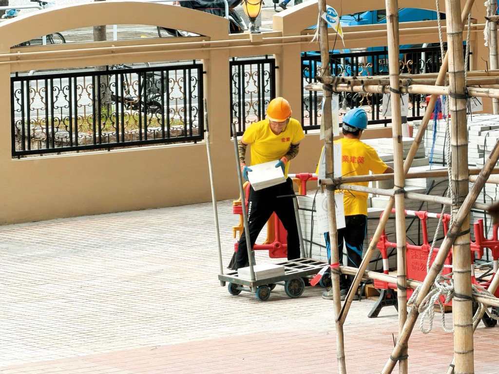 宏業上周仍派工人出入屯門怡樂花園,屋苑工程是否「停工」仍未明朗。 宏業上周仍派工人出入屯門怡樂花園,屋苑工程是否「停工」仍未明朗。