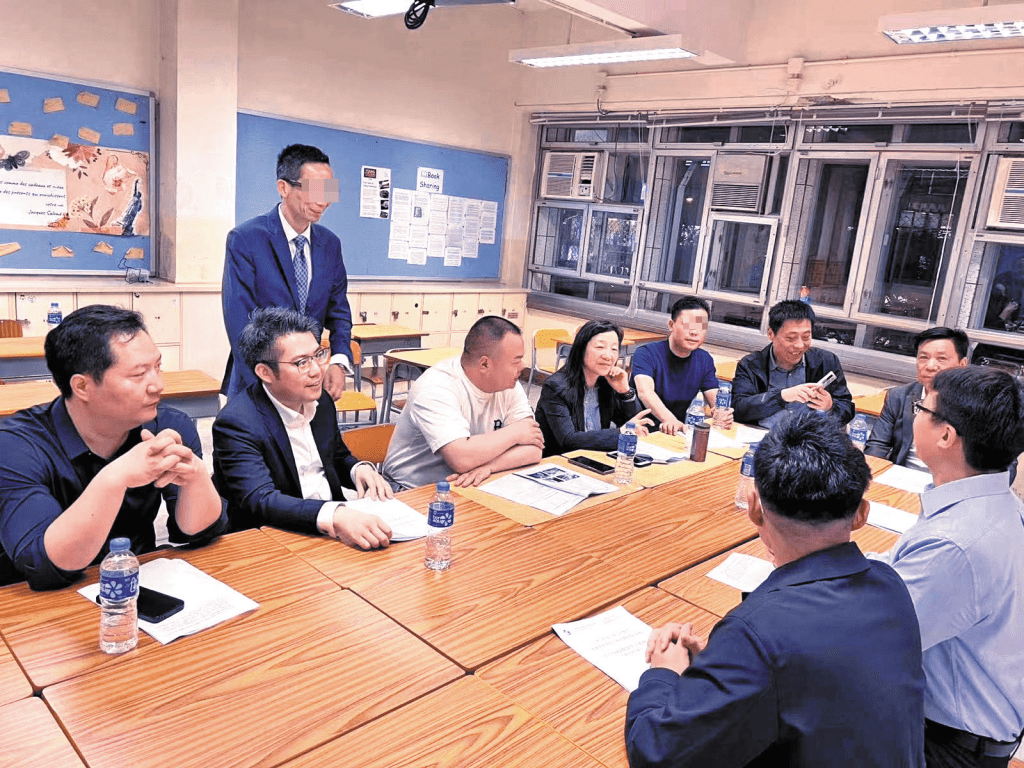 丁Ｘ希（左三）於二○二四年與內地合作夥伴，在本地一間中學商討招收內地學生計劃。