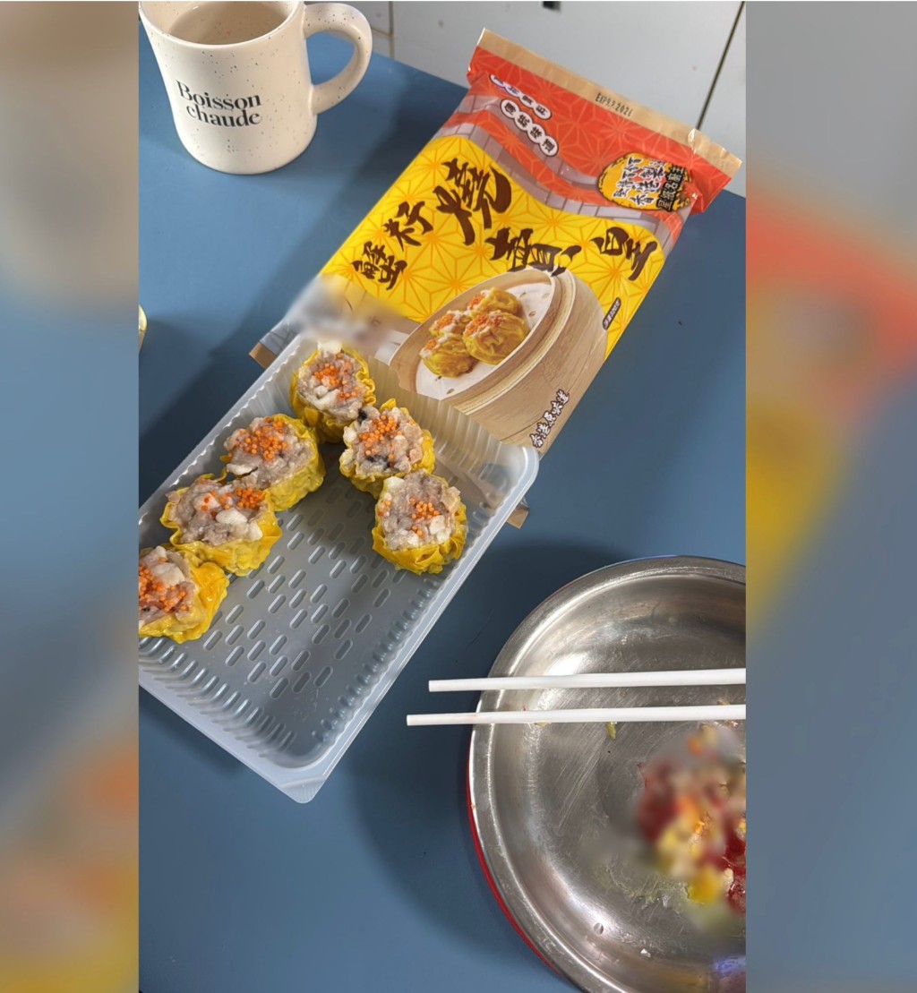 市民發帖表示，之前在屯門巿廣場Aeon 超市購買，牌子是「榮X行蟹籽燒賣」，裡面發現針狀物。