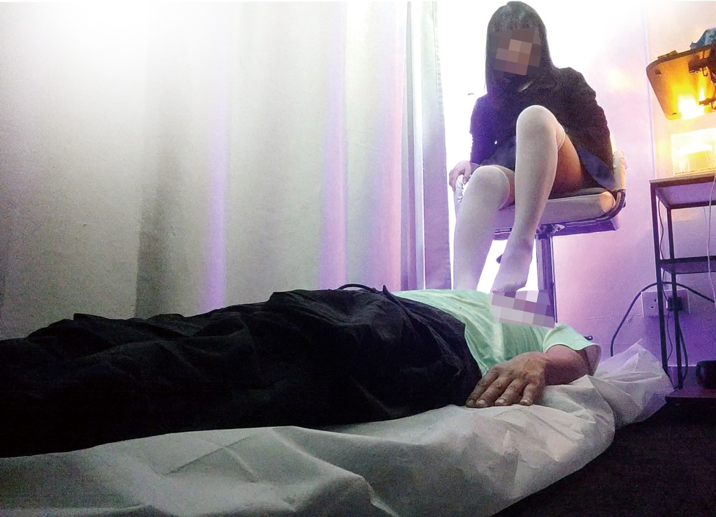 女技師身穿短裙坐在高櫈，擺弄雙腿替客人按摩。