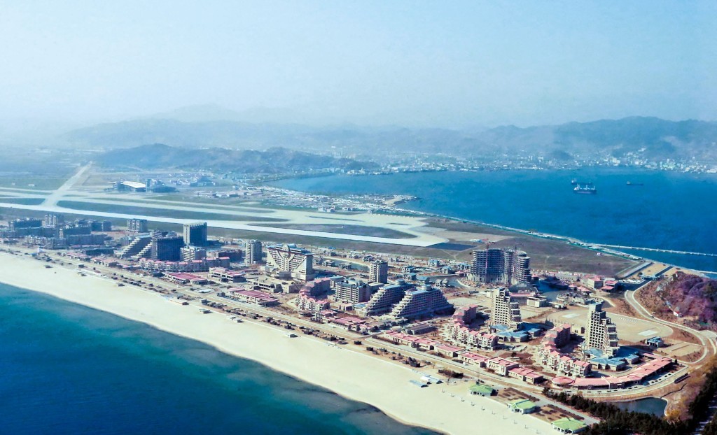 位於東岸的元山葛麻旅遊區，在長達四公里的海灘上建有大量酒店與餐廳，更配備購物中心、水上樂園等設施，據稱可同時容納多達二萬名遊客。