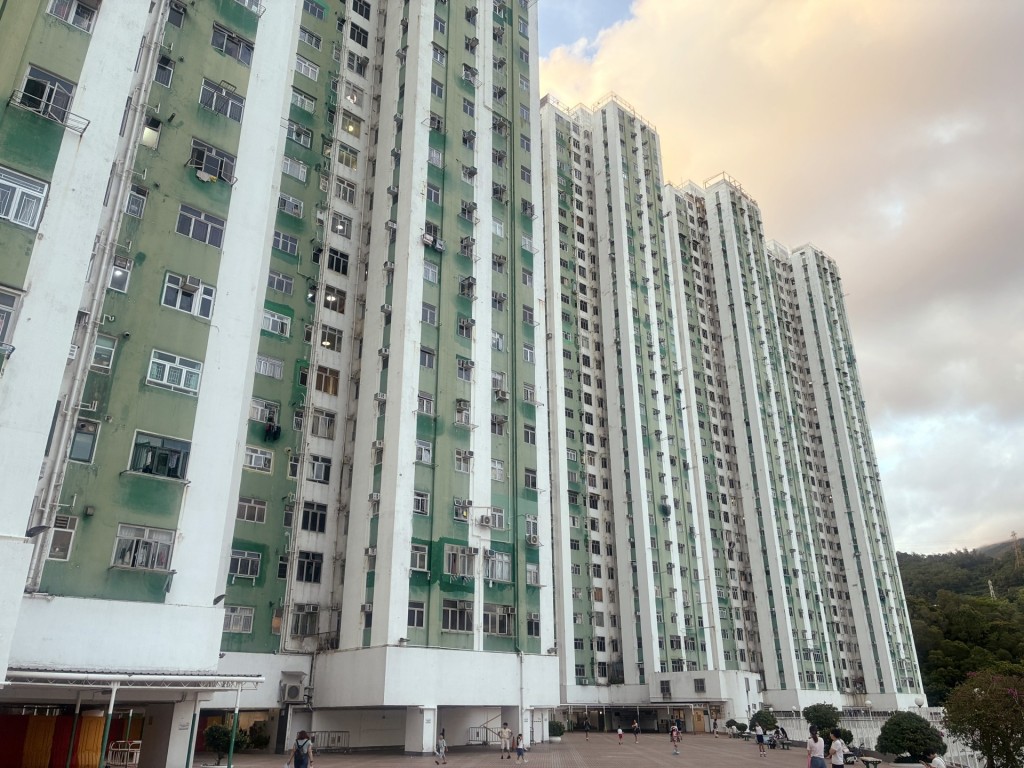 翻查資料，據了解荃威花園業主立案法團正準備招標新一期物業管理、保安服務合約。  