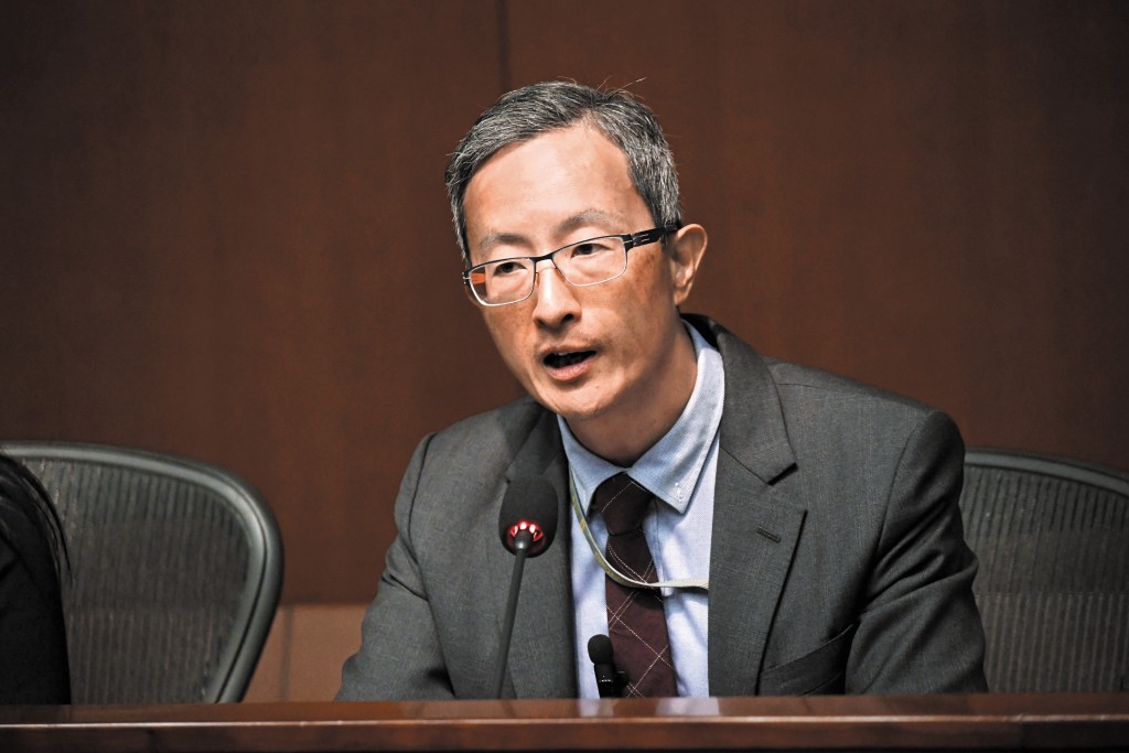 立法會議員林哲玄表示,目前法例並未有完善指引及定論,促請政府制訂在家生產指引。 立法會議員林哲玄表示,目前法例並未有完善指引及定論,促請政府制訂在家生產指引。
