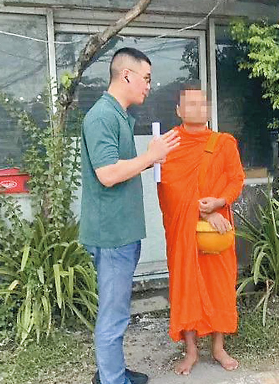 泰國警方大舉拘捕觸犯各種罪行的和尚,共計一百八十多人,其中一次行動就在街上拘捕一名目標僧人。 泰國警方大舉拘捕觸犯各種罪行的和尚,共計一百八十多人,其中一次行動就在街上拘捕一名目標僧人。