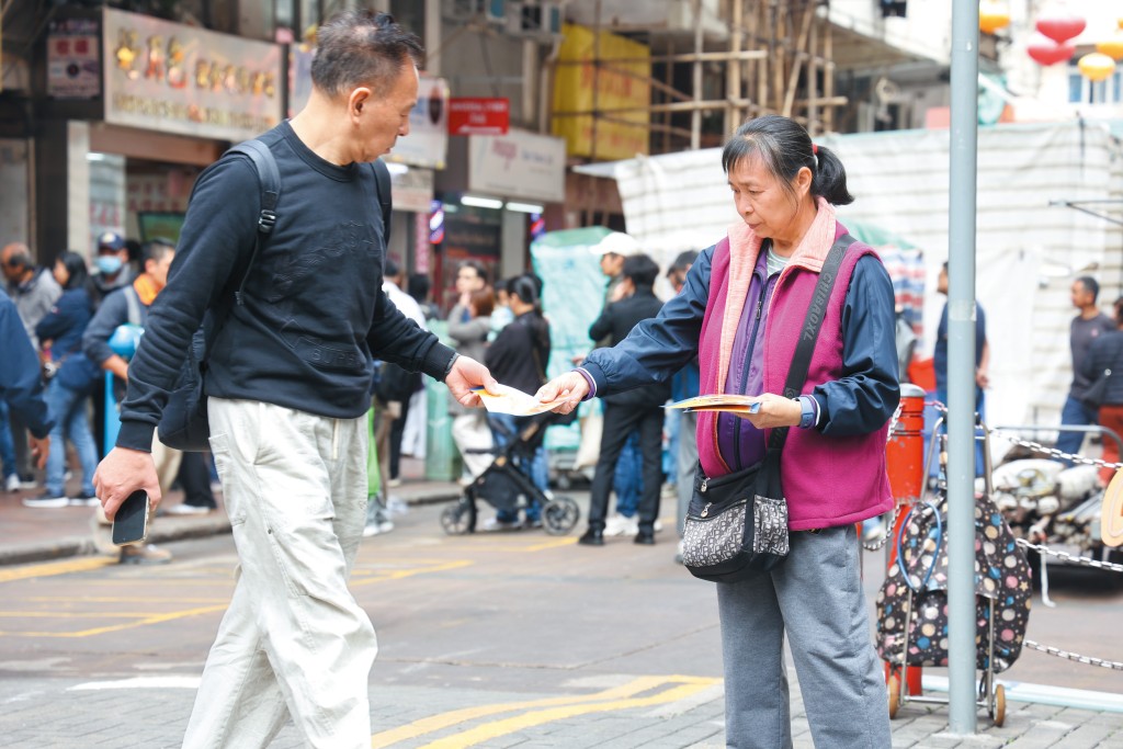 周生生批發部上周起以高於廟街收金舖回收價向街客收金。