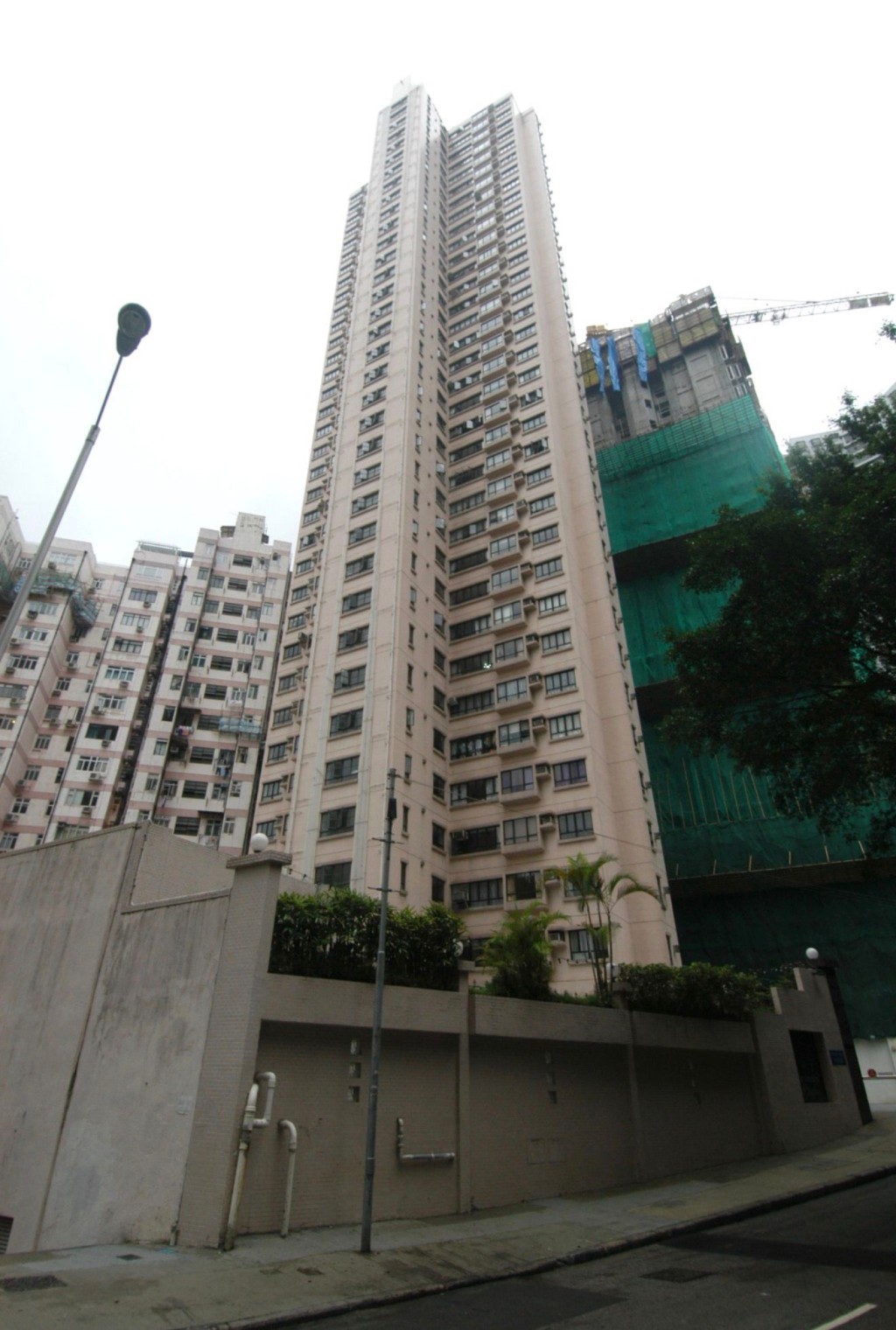 周潤發以750萬元售出西半山堅道嘉景臺中層F室，持貨約31年，帳面賺358萬元，物業升值逾91%。