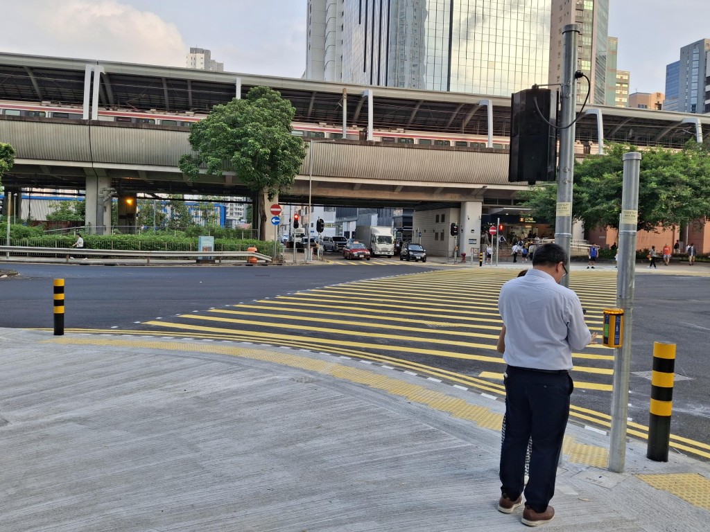 該處已增設下斜路邊石，便利長者、輪椅使用者和使用手推車人士，減少行人絆倒的風險。現場亦加設交通護柱，提醒駕駛人士小心駛過路口。政府新聞處圖片  