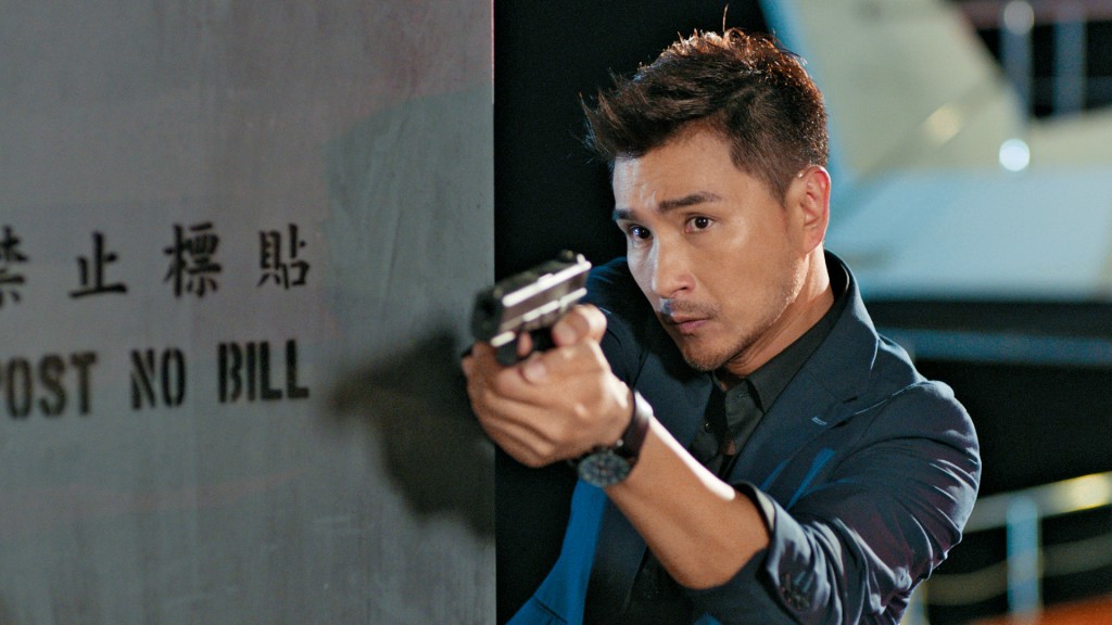 最近,展鵬在主演的劇集《逆天奇案2》中,飾演O記A組的主管「森Sir」,除了屢破紀錄奇案之外,還有不少開槍場面,型爆!難怪贏盡收視。 最近,展鵬在主演的劇集《逆天奇案2》中,飾演O記A組的主管「森Sir」,除了屢破紀錄奇案之外,還有不少開槍場面,型爆!難怪贏盡收視。