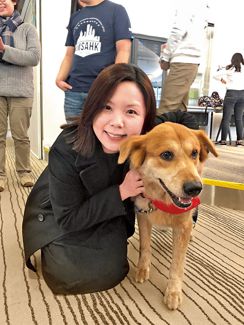 陳秀雯十分愛小動物，圖為二○一九年治療犬到中大醫學院參加學生身心健康支援活動。