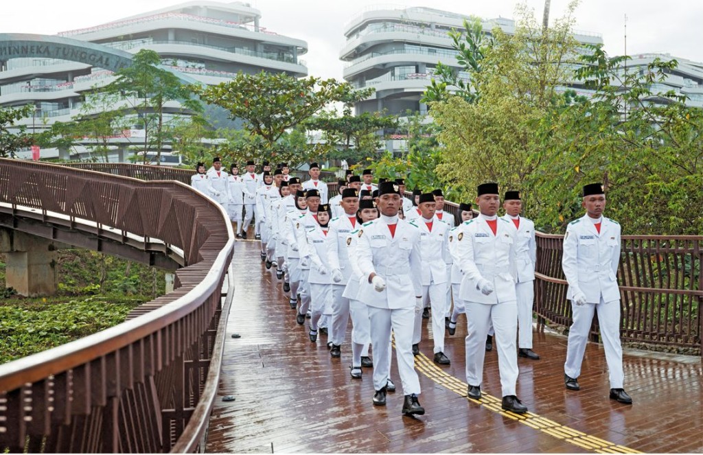 印尼政府強行要求一萬二千名公務員進駐新首都，但至今亦只有二千人前往。