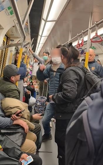 阿伯疑認為女乘客阻礙其就座，爆出粗言穢語「我X你老母臭X」，並揮拳重擊女乘客面頰。