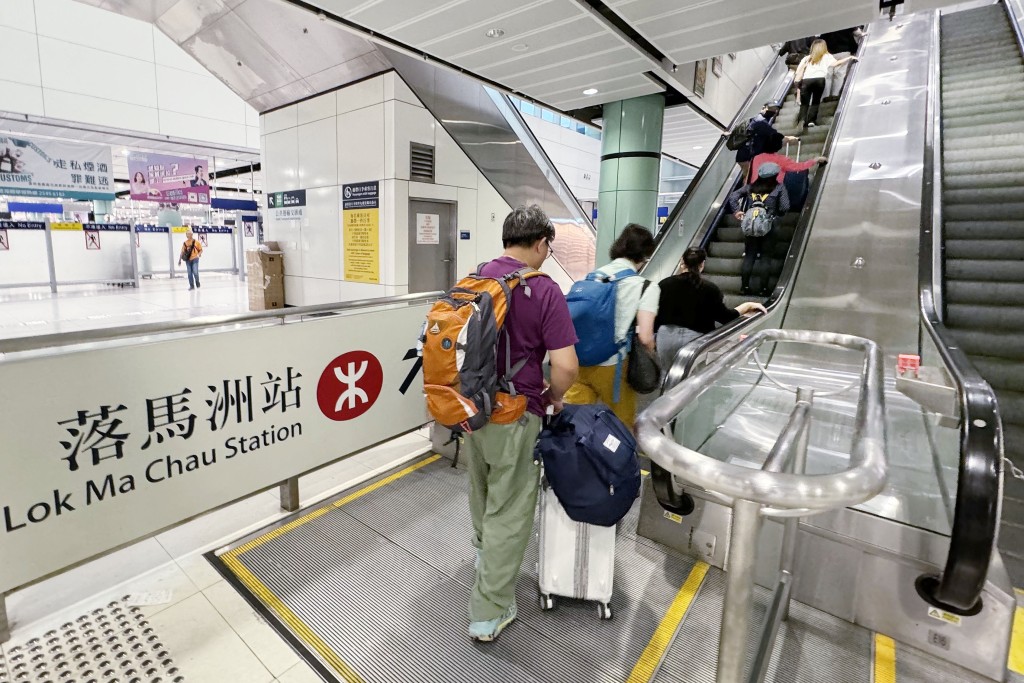 落馬洲支線兩日有24萬及23萬人次出入香港