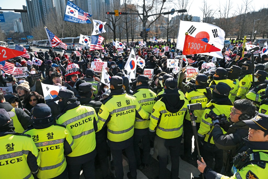 大批支持者湧往公調處大樓要求釋放尹錫悅，與警員發生衝突。