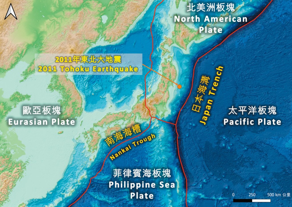 香港天文台展示南海海槽、日本海溝和鄰近板塊的位置圖，二○一一年東北大地震的震央（橙色圓點）近日本海溝沿線。