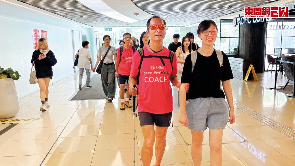 活動當日，學生嘗試用「領路法」協助視障人士從樂富站前往中心。