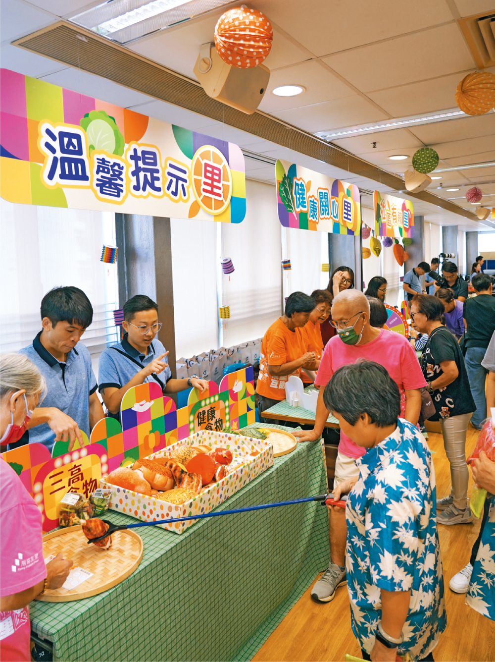 長者們都非常踴躍參與以「健康飲食」為主題的攤位遊戲,玩得非常開心。 長者們都非常踴躍參與以「健康飲食」為主題的攤位遊戲,玩得非常開心。