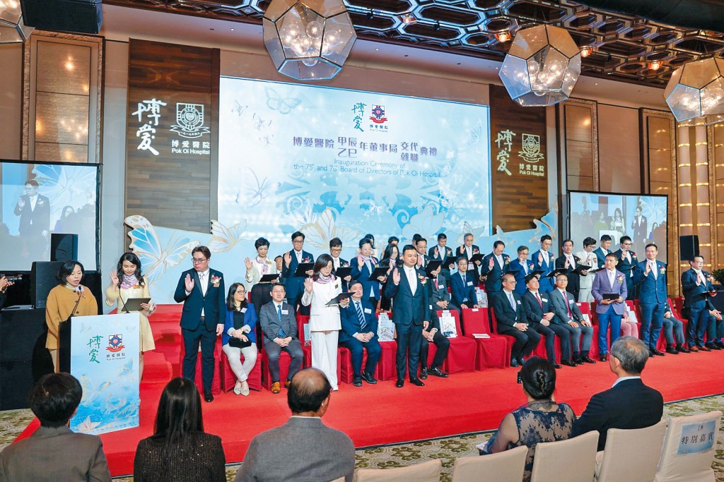 董事局(下圖)換屆後,支持由吳凱孚(上圖左二)接替鄧智良(上圖左三)成為新任總幹事。 董事局(下圖)換屆後,支持由吳凱孚(上圖左二)接替鄧智良(上圖左三)成為新任總幹事。