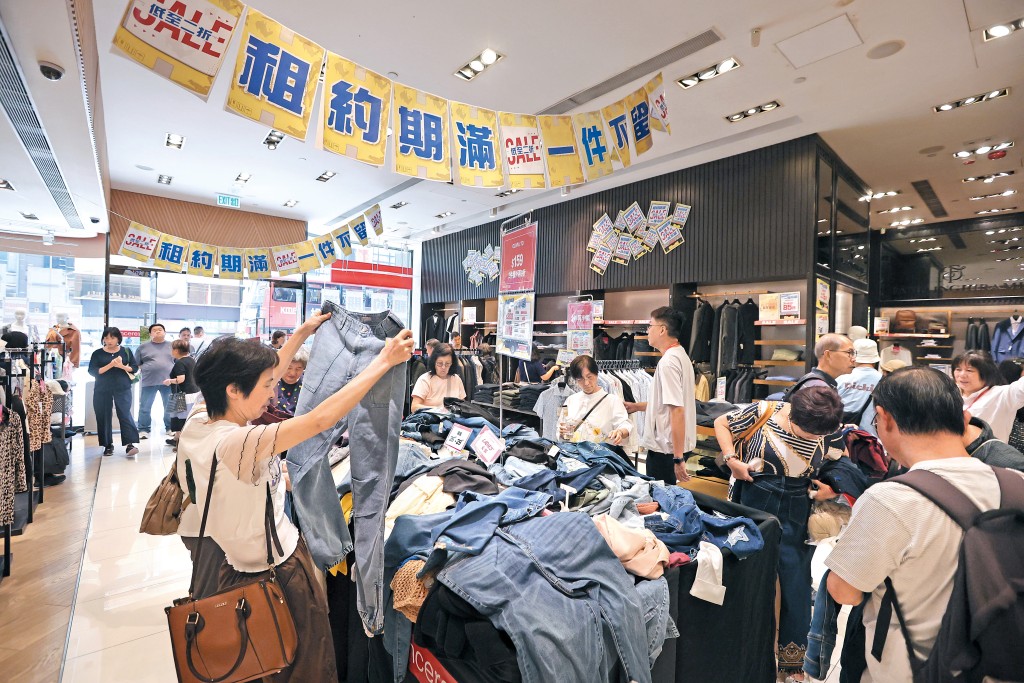 先施上環因未能與業主達成新租務協議而將結業,目前正進行減價促銷。 先施上環因未能與業主達成新租務協議而將結業,目前正進行減價促銷。