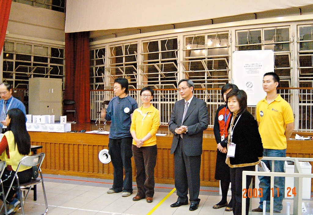 二○○三年區議會選舉,葉國謙遭民主派的何秀蘭擊敗失去議席,陳學鋒(右一)準確地說出「輸六十四票」,明顯耿耿於懷。 二○○三年區議會選舉,葉國謙遭民主派的何秀蘭擊敗失去議席,陳學鋒(右一)準確地說出「輸六十四票」,明顯耿耿於懷。