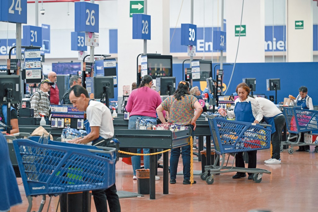 沃爾瑪警告,食品價格仍較疫情前高兩成五,逼使消費者減少購物、延長購買周期。 沃爾瑪警告,食品價格仍較疫情前高兩成五,逼使消費者減少購物、延長購買周期。