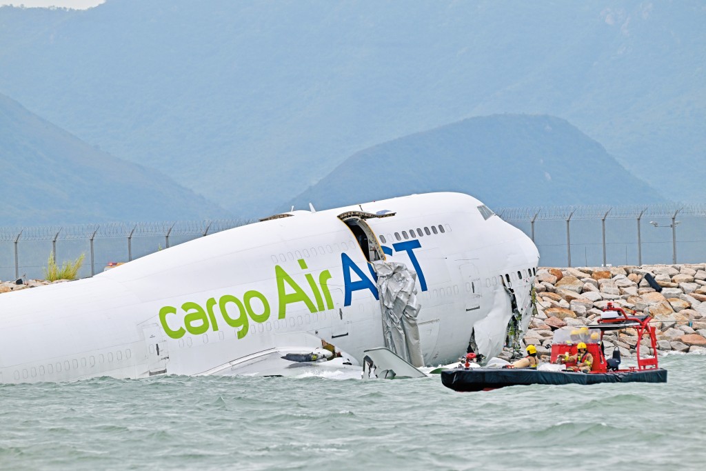一輛由杜拜飛往香港的貨機，降落後突然衝出跑道，貨機及一輛巡邏車同告墮海，巡邏車上司機及乘客不幸身亡。