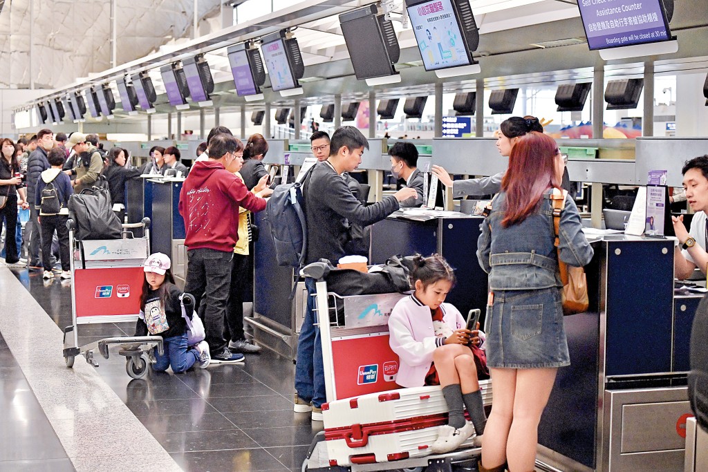 油價上漲，多間航空公司已先後宣布增收燃油附加費，電費亦有傳將於月內上調。