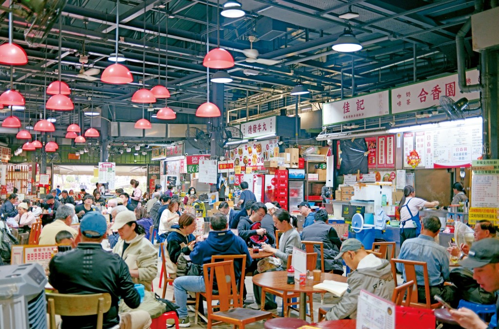 翻新後的市場容許合共十二個熟食攤檔進駐，並吸引大量市民及遊客前來。