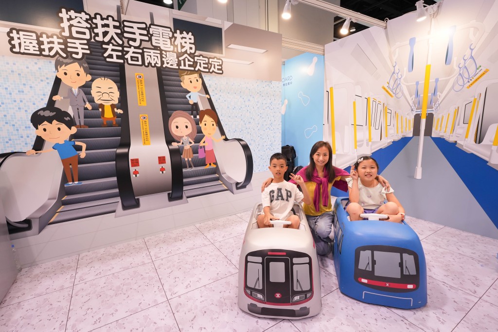 由今日起至七月二十三日,市民可以在香港書展 「港鐵安全體驗天地」攤位(3C-E22)參加有趣互動遊戲 ,學習扶手電梯安全 知識及培養良好的乘車有禮行為。 由今日起至七月二十三日,市民可以在香港書展 「港鐵安全體驗天地」攤位(3C-E22)參加有趣互動遊戲 ,學習扶手電梯安全 知識及培養良好的乘車有禮行為。