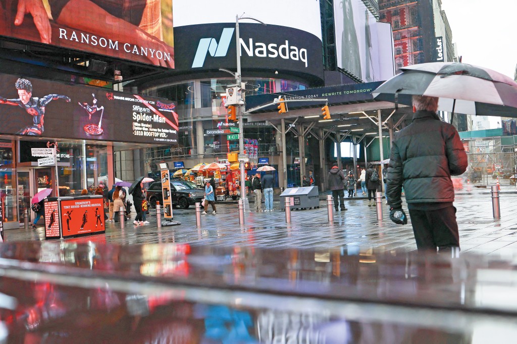 特朗普提名沃什成為聯儲局主席後,投資者憂慮減息步伐放緩,美股納指在高位調整。 特朗普提名沃什成為聯儲局主席後,投資者憂慮減息步伐放緩,美股納指在高位調整。