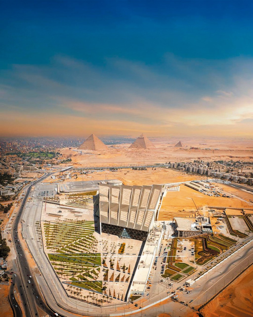 大埃及博物館坐落吉薩金字塔區,特顯其「國家客廳」的身份。 大埃及博物館坐落吉薩金字塔區,特顯其「國家客廳」的身份。