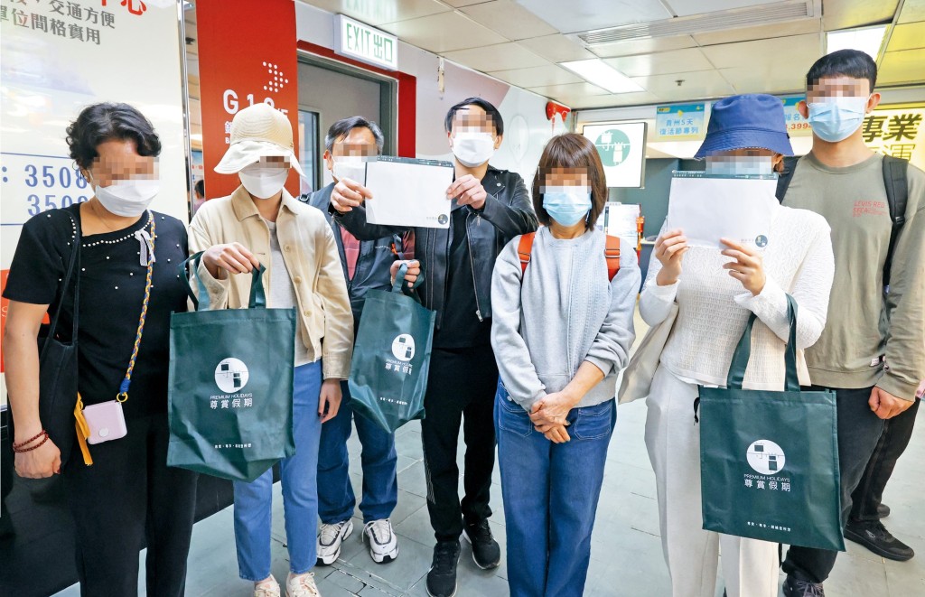 七名團友不滿旅行團服務，早前到旅行社集體申訴。