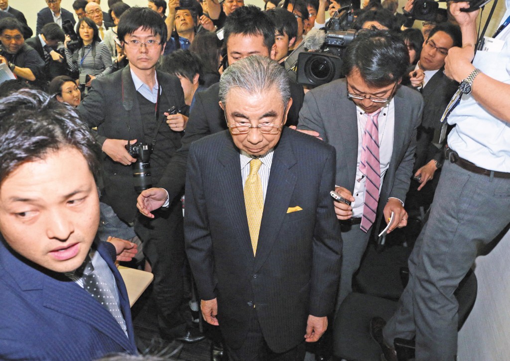 一六年，鈴木敏文企圖撤換時任社長井阪隆一，鋪路讓兒子接班，最終被董事會否決，他只能暗然離開柒和伊集團。