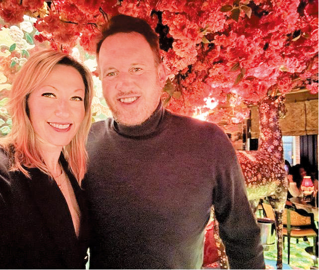 奇普.凱莉(右)自從其在美國金融公司第一資本任職高管的妻子娜塔莉.凱莉 (左)誕下長女後,決定留家主力照顧女兒及遙距工作。 奇普.凱莉(右)自從其在美國金融公司第一資本任職高管的妻子娜塔莉.凱莉 (左)誕下長女後,決定留家主力照顧女兒及遙距工作。