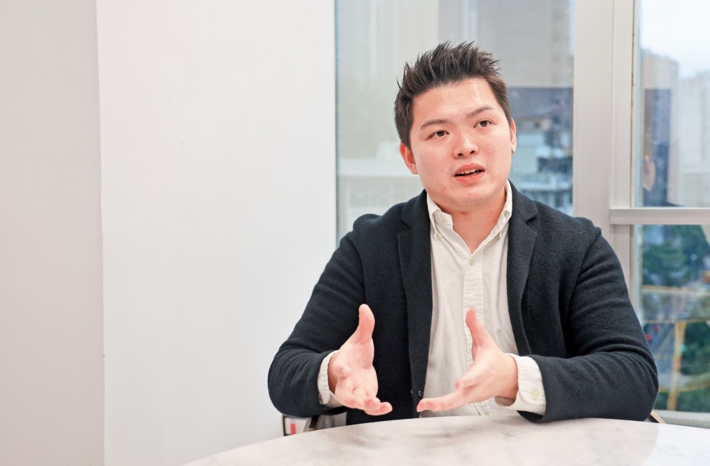 張睿哲非常年輕,年僅二十六歲已對辦教育充滿熱誠。 張睿哲非常年輕,年僅二十六歲已對辦教育充滿熱誠。