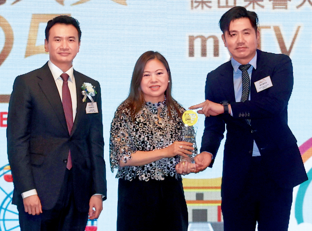 myTV SUPER連續五年奪得「香港服務大獎」的「收費電視」獎項，特此頒發「傑出榮譽大獎」表揚，由內容創作經理鄭志基上台領獎。