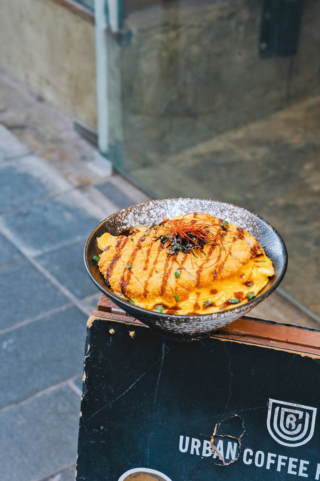 日式滑蛋豬扒飯,午市時段售價為八十八元。 日式滑蛋豬扒飯,午市時段售價為八十八元。