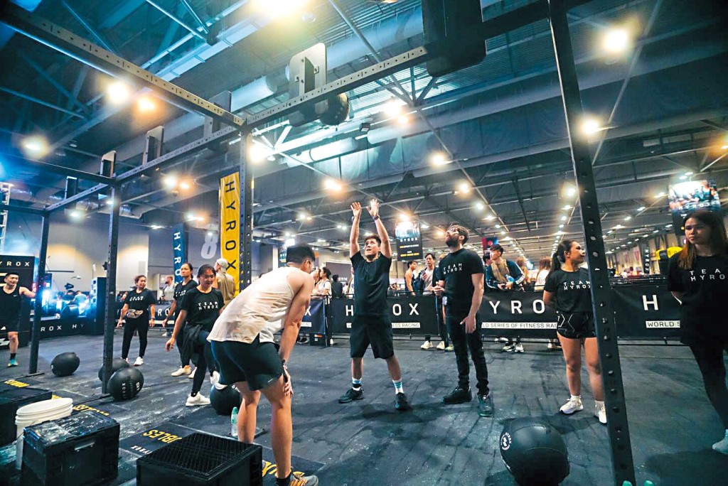 HYROX體能耐力賽香港站在上月底於亞博舉行,FITT PUB作為HYROX的本地合作健身室,亦為不少參與者提供該比賽的鍛煉。 HYROX體能耐力賽香港站在上月底於亞博舉行,FITT PUB作為HYROX的本地合作健身室,亦為不少參與者提供該比賽的鍛煉。