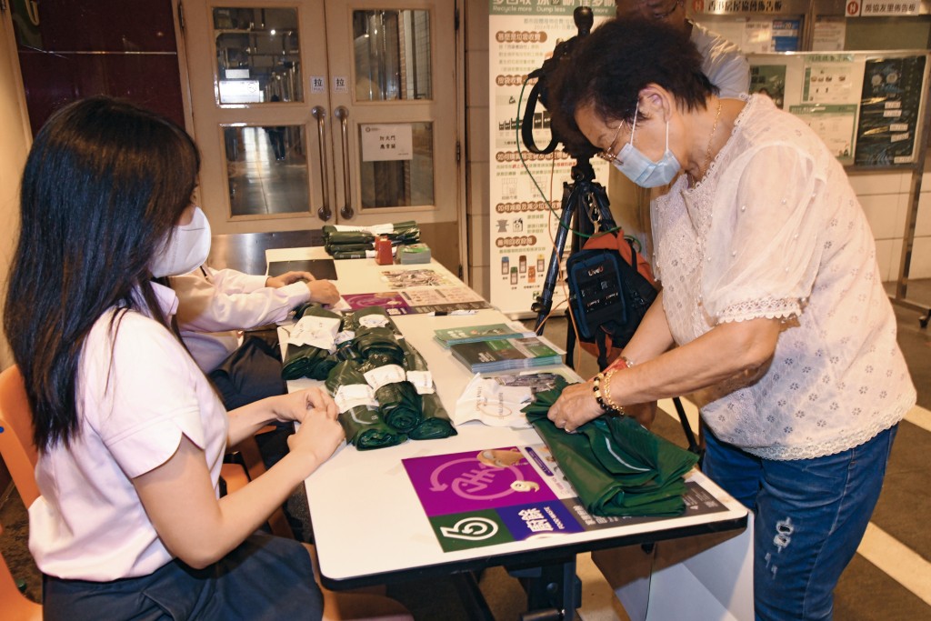 房協及環保署早前向荃灣滿樂大廈安寧樓住戶派發一個月用量的指定垃圾袋。