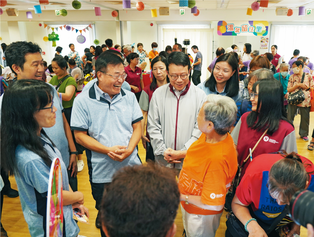 煤氣公司常務董事黃維義(左一)及房協行政總裁兼執行總幹事陳欽勉(左二)與長者及義工互動交流,言談甚歡。 煤氣公司常務董事黃維義(左一)及房協行政總裁兼執行總幹事陳欽勉(左二)與長者及義工互動交流,言談甚歡。