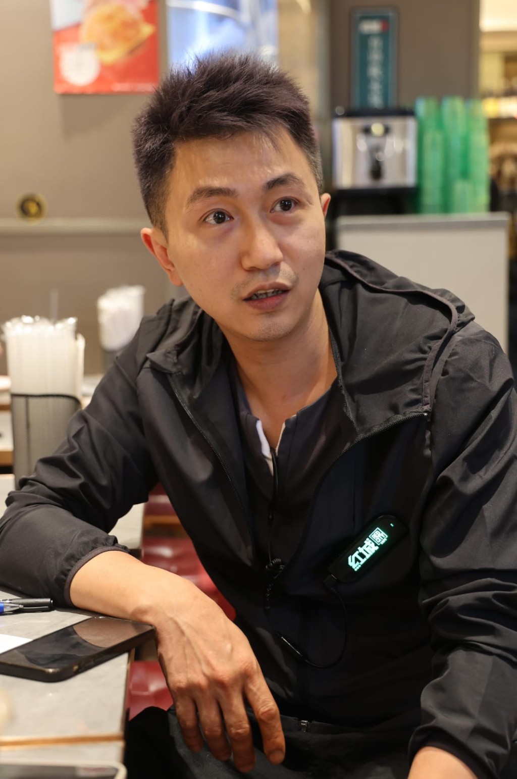 灣仔紅城茶餐廳負責人施先生表示,推出「真‧茅台咖啡」主要是因為朋友有茅台儲貨,因此其入貨價比起市價平1000元。 灣仔紅城茶餐廳負責人施先生表示,推出「真‧茅台咖啡」主要是因為朋友有茅台儲貨,因此其入貨價比起市價平1000元。