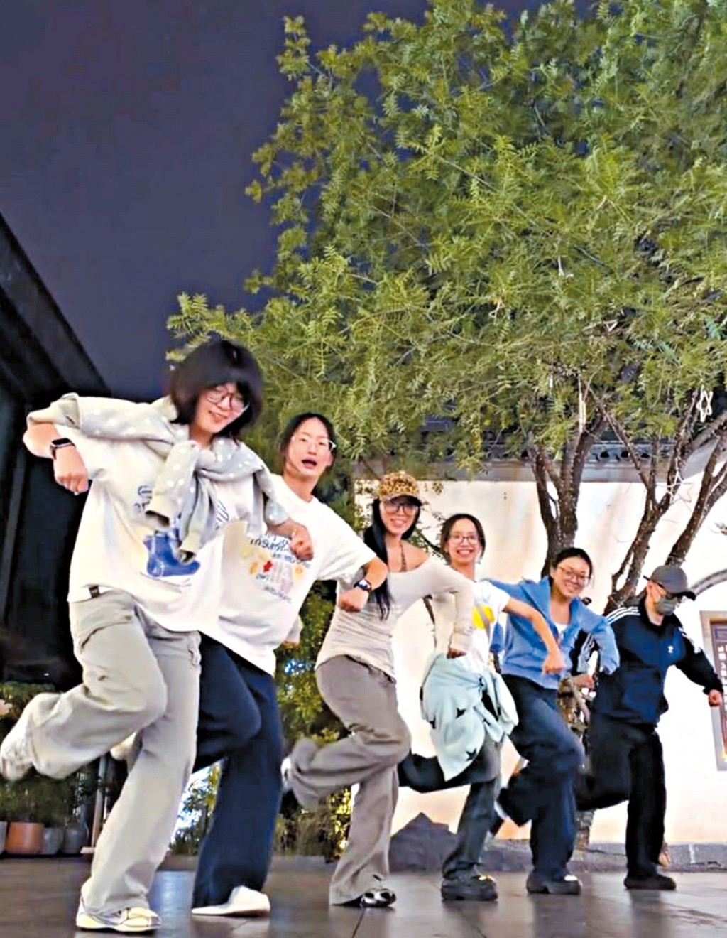 「閃身步」配上古怪洗腦口訣，吸引大批青年男女跟着跳，令其播放量在短短一個月衝破七億五千萬次。