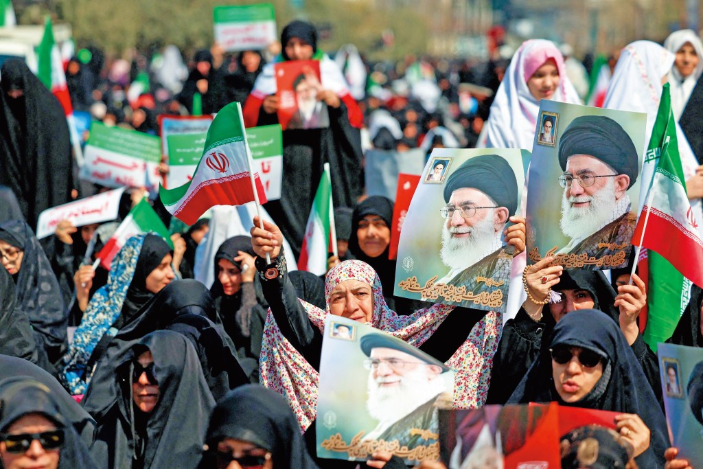 伊朗人上街悼念在空襲中身亡的最高領袖哈梅內伊。