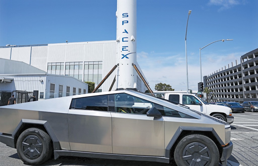 市傳SpaceX下一步會透過增發新股,跟Tesla合併,其中預測平台Kalshi「賭」明年五月前合併的機率超過五成。 市傳SpaceX下一步會透過增發新股,跟Tesla合併,其中預測平台Kalshi「賭」明年五月前合併的機率超過五成。
